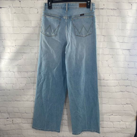 Wrangler Women’s Distressed High Rise Wide Leg Jeans Size 6 NWOT. - Picture 2 of 7
